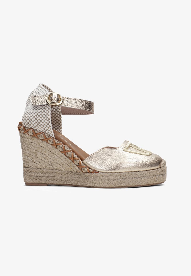 Goldfarbene metallische Espadrille-Wedge-Sandale mit geflochtener Jutesohle, kariertem Stoffknöchelriemen und Logo-Detail an der Vorderseite. Schnallenverschluss am Knöchel.