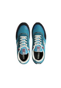 Sneakers turchesi con suole nere, dotati di lacci bianchi, tomaia in tessuto testurizzato e dettagli in logo sui lati e sulla linguetta.