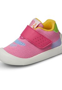 Rosa Netzschuh mit einer weißen Gummisohle, ausgestattet mit einem breiten rosa Klettverschluss, bunten Akzenten und perforierten Details für Atmungsaktivität.