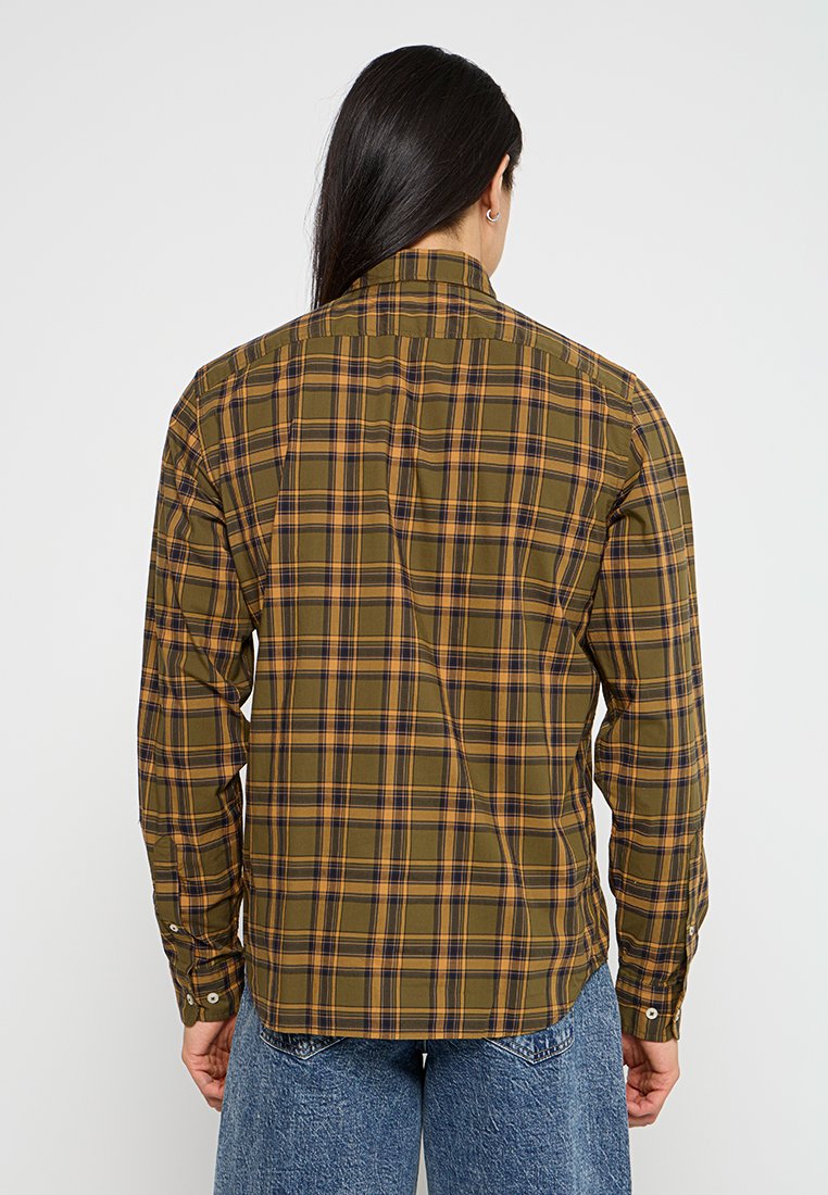 Camicia a maniche lunghe in flanella verde oliva, con quadri gialli e blu navy, polsini con bottoni e orlo curvo. Tessuto morbido con una vestibilità aderente.