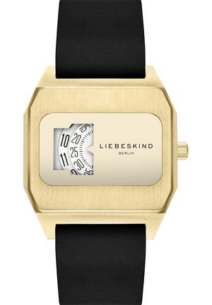 Montre rectangulaire dorée avec un boîtier texturé, un bracelet en silicone noir et un cadran blanc affichant des chiffres noirs, avec le logo "LIEBESKIND BERLIN".