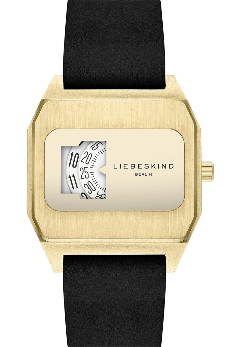 Montre rectangulaire dorée avec un boîtier texturé, un bracelet en silicone noir et un cadran blanc affichant des chiffres noirs, avec le logo "LIEBESKIND BERLIN".