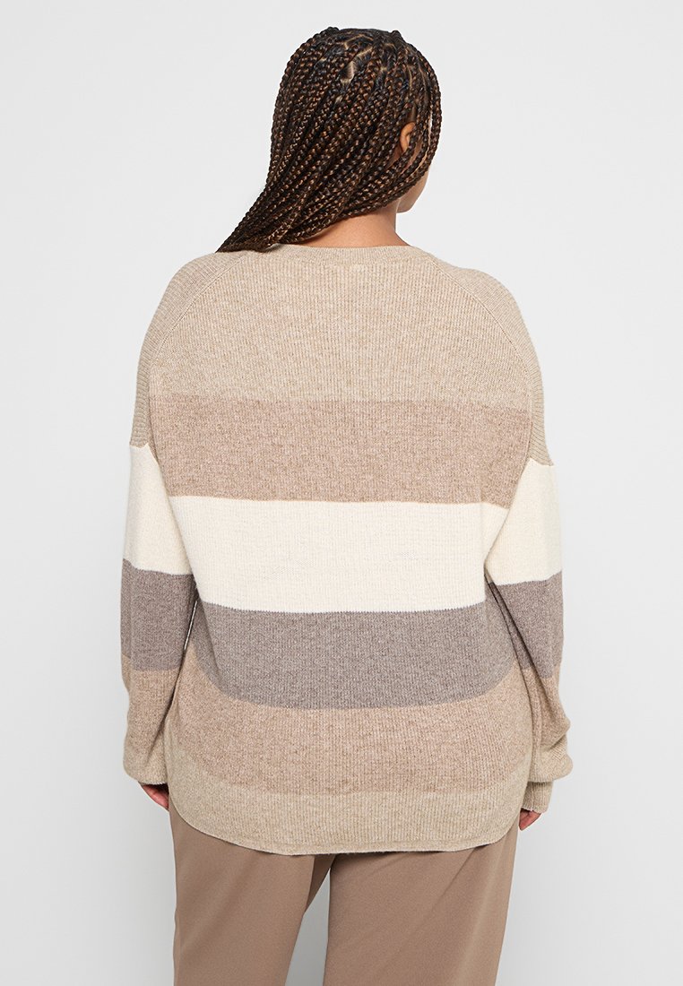 Beige, creme und braun gestreifter Pullover mit lockerer Passform, gerippter Textur und rundem Ausschnitt. Mit Raglanärmeln und überschnittenen Schultern.