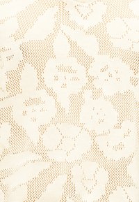 Ύφασμα σε κρεμ απόχρωση με περίπλοκο σχέδιο δαντέλας με λουλουδένια μοτίβα που περιλαμβάνουν μεγάλα λουλούδια και φύλλα σε φόντο από λεπτό δίχτυ.