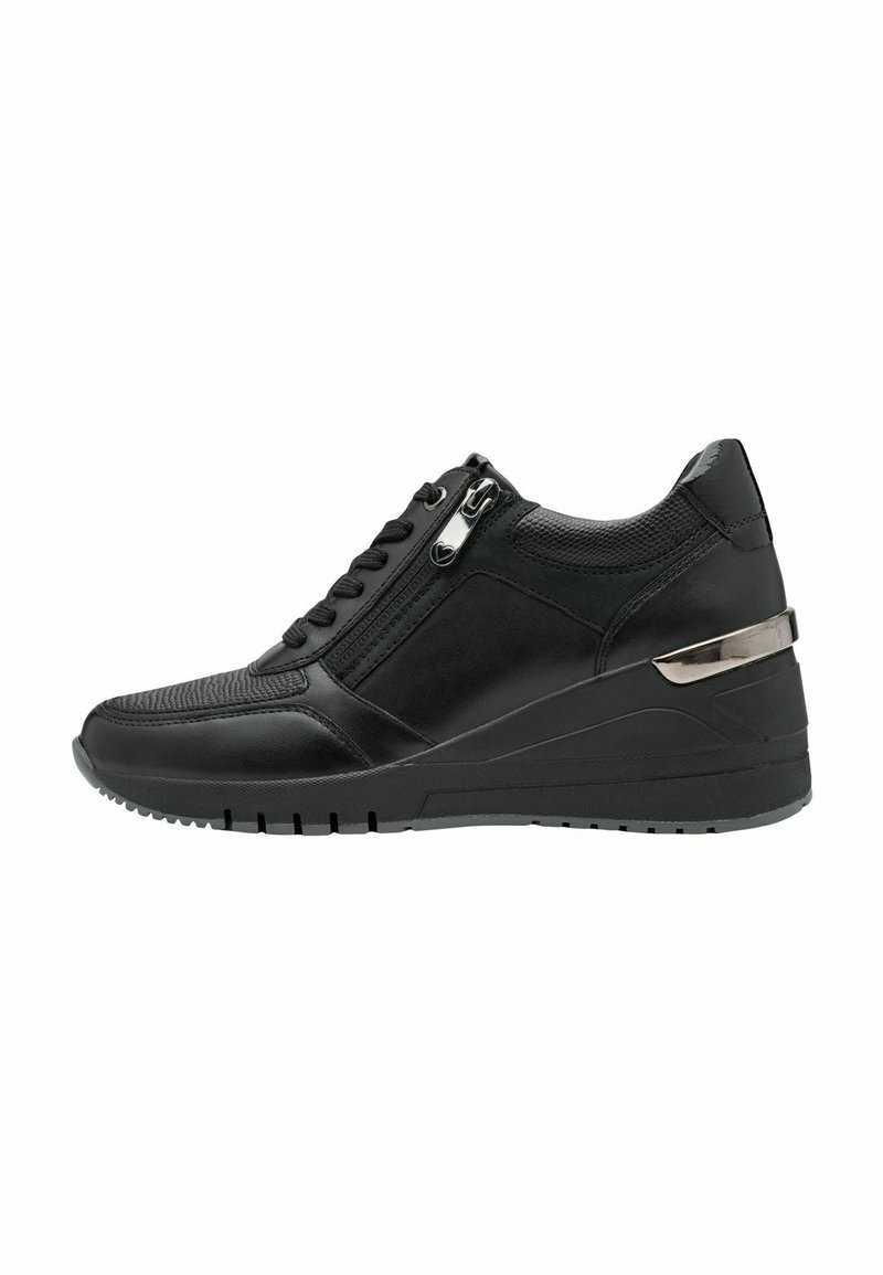 Scarpa sportiva nera con tomaia strutturata, chiusura con lacci, zip laterale e dettaglio metallico sul tallone; dotata di una suola a zeppa.