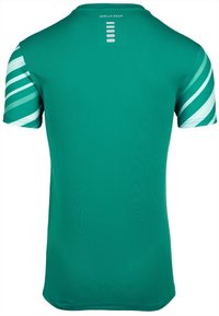 T-shirt de sport vert avec des manches courtes, un col ras du cou et des accents à rayures blanches sur les épaules. Texture lisse, marque minimaliste.
