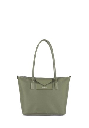 Sac cabas vert olive avec deux longues anses, poche avant à rabat avec logo "Lancaster Paris" et fermeture zippée sur le dessus.