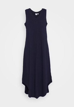 Robe midi bleu marine sans manches avec un col en V, un ourlet asymétrique et un tissu doux, présentée sur un fond uni.