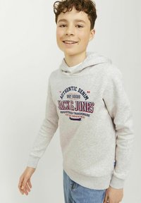 Pilkas su gobtuvu džemperis pagamintas iš fliso medžiagos, puikuojantis spalvingu grafinio teksto spaudiniu. Ilgos rankovės ir pūkuoti rankogaliai užbaigia dizainą.