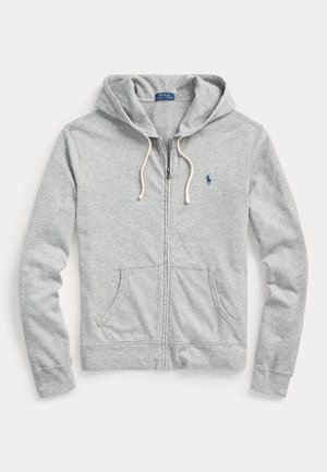 Sudadera con capucha gris claro con cremallera, cordones blancos, bolsillos delanteros y pequeño logo azul de Polo Ralph Lauren en el pecho izquierdo.