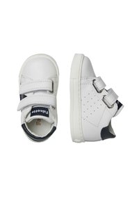 Sneaker bianche in pelle con due cinturini in velcro, punta arrotondata, design perforato sui lati e accentonavy sul tallone. Suola in gomma piatta.