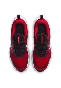 Des chaussures de sport rouges et noires avec une tige en mesh, des lacets noirs, un logo swoosh blanc et une semelle blanche rembourrée, dotées d'une boucle à l'arrière.