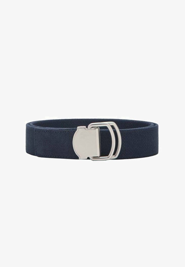 Ceinture en tissu bleu marine avec boucle en métal argenté et fermeture à double anneau en D, posée à plat sur fond blanc.