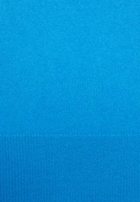 Tessuto lavorato a maglia di un blu vivace, caratterizzato da una texture liscia e un motivo di punto uniforme. Il materiale appare leggero e versatile.