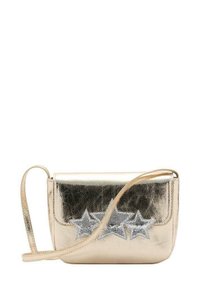 Kultainen metallinen crossbody-laukku kiiltävällä pinnalla, jossa on kolme hopeista tähden applikaatiota edessä ja ohut olkahihna.