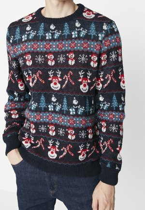 Suéter de punto azul marino con patrones festivos de muñecos de nieve, copos de nieve, árboles, bastones de caramelo y renos en rojo, azul y blanco.