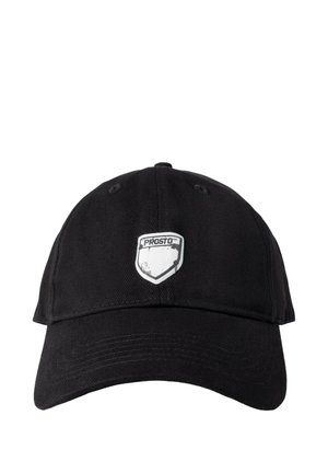 Czarna czapka bejsbolowa z zakrzywionym daszkiem, z białą naszywką z logo w kształcie tarczy z napisem "PROSTO" na środku z przodu.