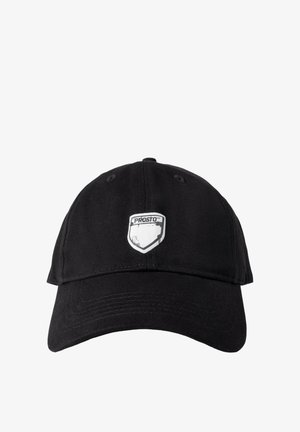 Czarna czapka bejsbolowa z zakrzywionym daszkiem, z białą naszywką z logo w kształcie tarczy z napisem "PROSTO" na środku z przodu.