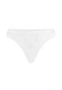 String blanc en coton avec texture côtelée, finition en dentelle à l'avant et ceinture logo, présentant une forme triangulaire et un minimum de couverture.