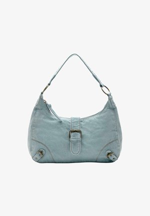 Hellblaue Denim-Handtasche mit Schulterriemen, zentralem Schnallendetail und zwei dekorativen Schnallen an den unteren Ecken.