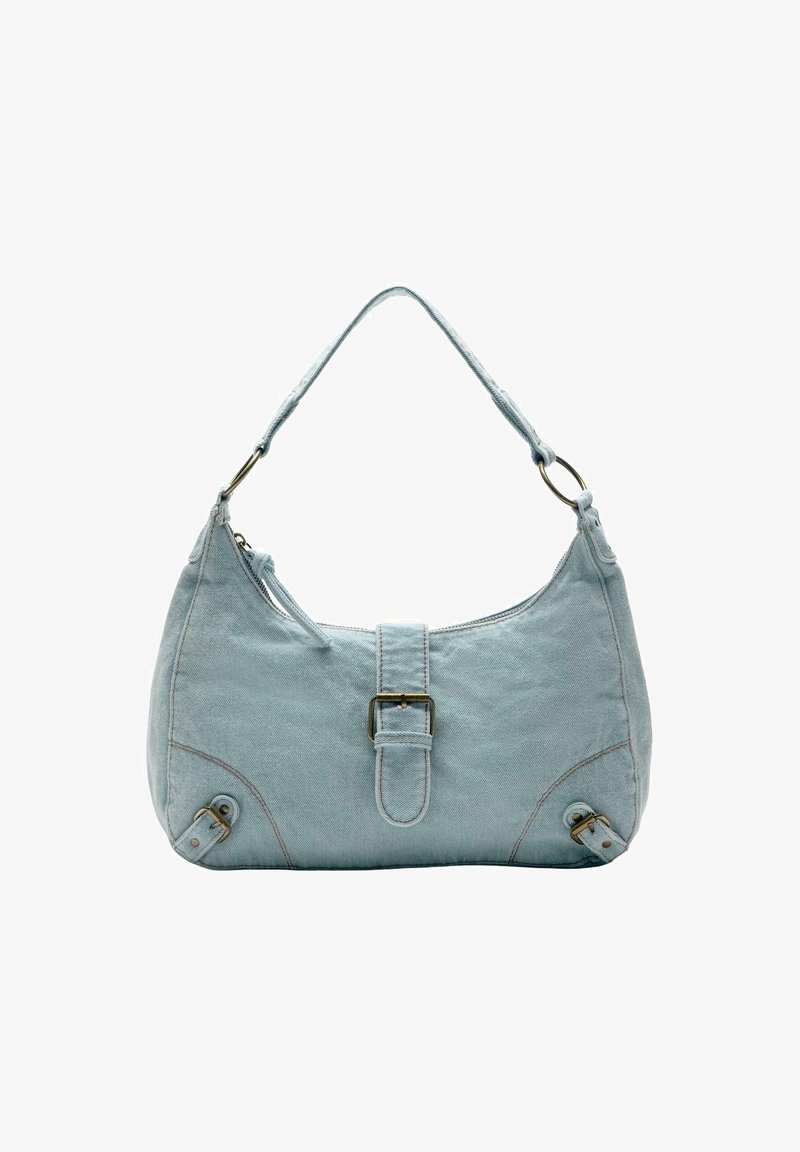 Hellblaue Denim-Handtasche mit Schulterriemen, zentralem Schnallendetail und zwei dekorativen Schnallen an den unteren Ecken.