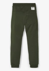 Pantaloni de trening verde măsliniu, realizați dintr-un material moale, cu talie elastică, glezne tivite și un buzunar posterior cu detalii subtile de cusătură.