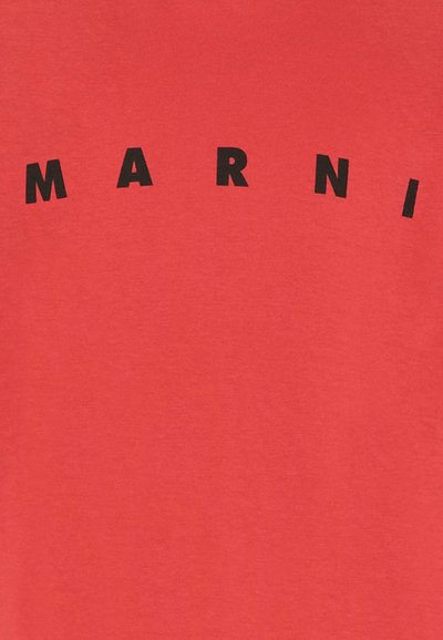 Rode stof met gelijkmatig verdeelde zwarte letters die "MARNI" spellen in een boog over het oppervlak.