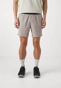 Under Armour - PEAK - Träningsshorts - timberwolf taupe/black Miniatyrbild 1