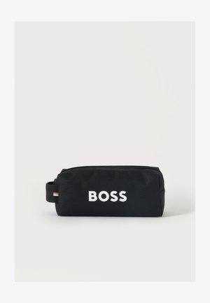Trousse de toilette rectangulaire noire avec bracelet-poignet et logo blanc BOSS à l'avant, placée sur un fond clair uni.