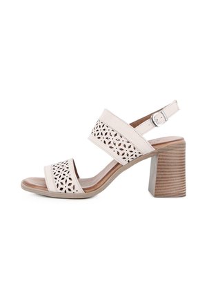 Sandalia beige abierta en la puntera con dos tiras estampadas cortadas con láser, tira ajustable en el tobillo con hebilla y tacón ancho apilado.