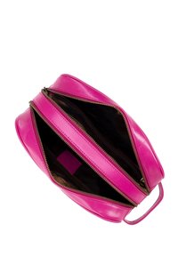 Růžová kožená kabelka s dvojitými zipy, prostorným vnitřkem a horním madlem. Hladký povrch a minimalistický design bez dalších akcentů.