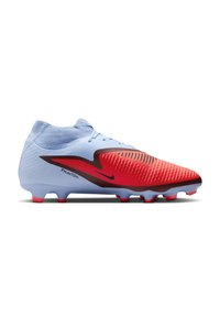 Culoare bleu deschis și roșu, ghete de fotbal Nike Phantom cu suprafață texturată și talpă cu crampoane, prezentate în profil lateral pe fundal alb.