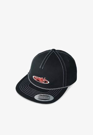 Juoda reguliuojama kepurė su išlenktu snapeliu, baltais siūlais ir logotipo lopinėliu priekyje. Pagaminta iš tekstūruotos medžiagos, su snapback tipo užsegimu.