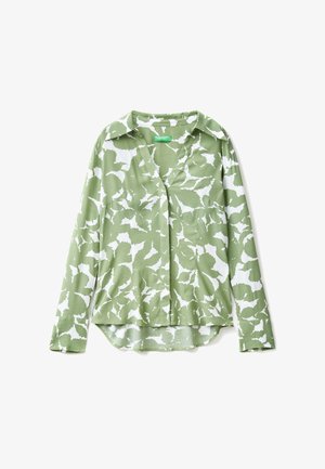 Blusa de manga larga con cuello, estampado abstracto de hojas verdes y blancas, cierre de botones al frente y dobladillo ligeramente curvado.
