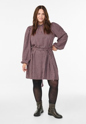 Zizzi KURZES KARIERTES MIT BINDEGÜRTEL - Vardagsklänning - red check