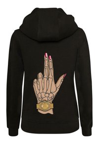 Felpa nera con cappuccio che presenta una grafica di una mano scheletrica con unghie rosa, che mostra un dito medio, e un design di un orologio dorato.