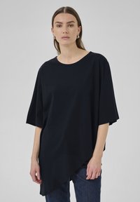 My Essential Wardrobe ASYMETRIC - T-shirt con stampa - black