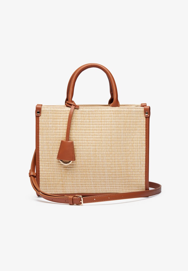 Borsa in paglia intrecciata con dettagli in pelle marrone, forma rettangolare, design strutturato, manici superiori e tracolla staccabile.