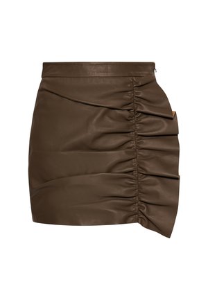 Barna bőr mini szoknya aszimmetrikus kialakítással, az egyik oldalon texturált redőkkel, és láthatatlan cipzárral a hátsó részen.