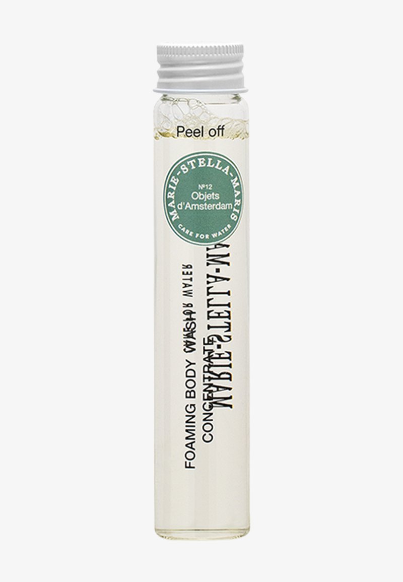 Flacon transparent avec un bouchon vissé rempli de concentré de gel douche moussant étiqueté "Marie-Stella-Maris, Objets d'Amsterdam."
