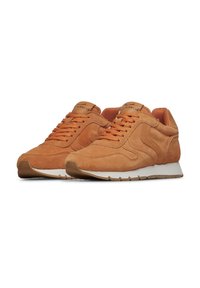 Baskets en daim marron avec des lacets orange, une semelle blanche et des détails texturés. Présentent un bout arrondi et un design sportif en couches.