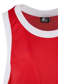 Rød mesh tank top med en rund, hvit ribbestrikket halslinning. Har perforert tekstur for pusteevne og en etikett merket "STARTER BLACK LABEL."