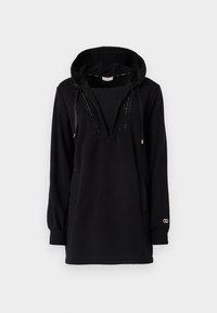 Felpa nera con cappuccio, maniche lunghe, scollatura a V, tasche frontali e borchie decorative lungo il collo. Realizzata in un morbido tessuto texturizzato.