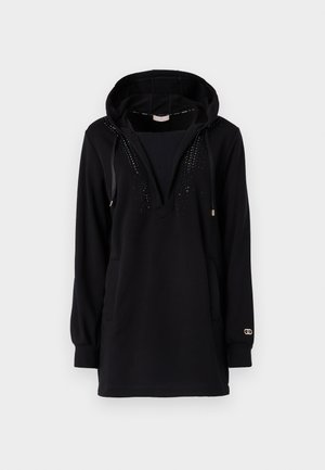 Felpa nera con cappuccio, maniche lunghe, scollatura a V, tasche frontali e borchie decorative lungo il collo. Realizzata in un morbido tessuto texturizzato.