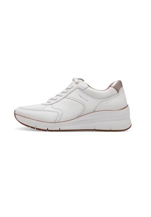 Sneaker bianco in pelle con una texture liscia, cuciture tonali e un accento in oro rosa sul tallone. Presenta una suola imbottita e un design con lacci.