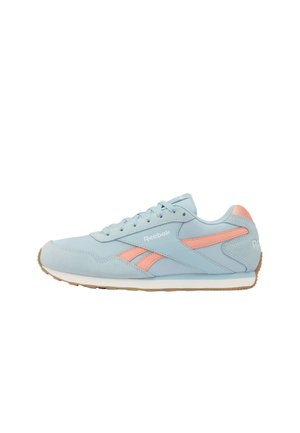 Lichtblauwe lage Reebok sneaker met roze accenten, witte tussenzool, rubberen buitenzool en vetersluiting.