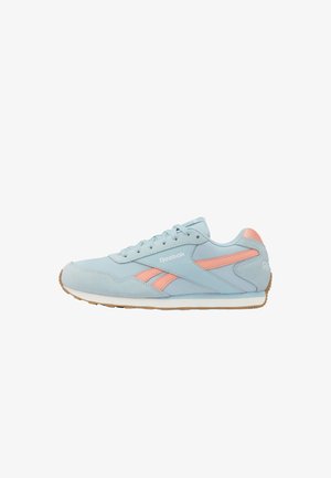 Lichtblauwe lage Reebok sneaker met roze accenten, witte tussenzool, rubberen buitenzool en vetersluiting.