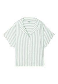 Camicia a maniche corte a righe verdi chiare e bianche, con colletto a scollo a V e chiusura frontale con bottoni, realizzata in tessuto leggero.