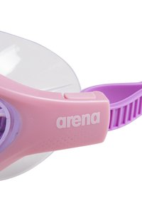 Roze zwemgogen met een doorzichtige lens, voorzien van een paarse band en een verstelbare sluiting. Textuur op het oppervlak en branding zichtbaar aan de zijkant.