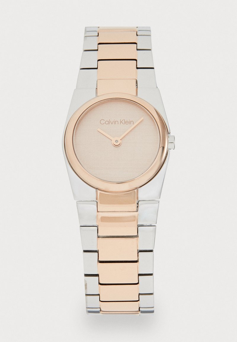 Srebrny i różowozłoty zegarek metalowy z okrągłą tarczą, minimalistycznym designem i teksturowaną jasną tarczą. Posiada elegancką bransoletę w formie ogniw.